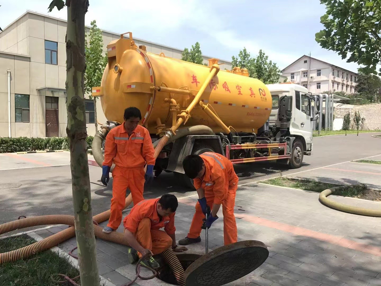 泌阳管道疏通车停在窨井附近