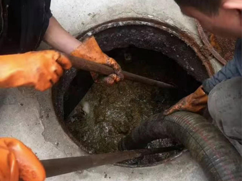 泌阳清理化粪池时如何避免沼气的危害？